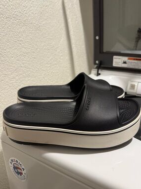 CROCS Women’s Slides – Comfortable & Stylish Everyday Sandals (Black/White)